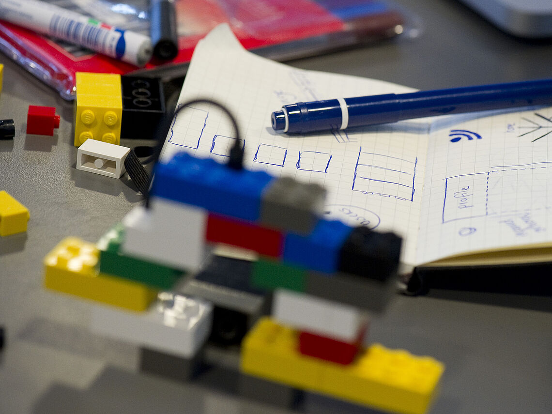 LEGO-klodser, papir og kuglepen